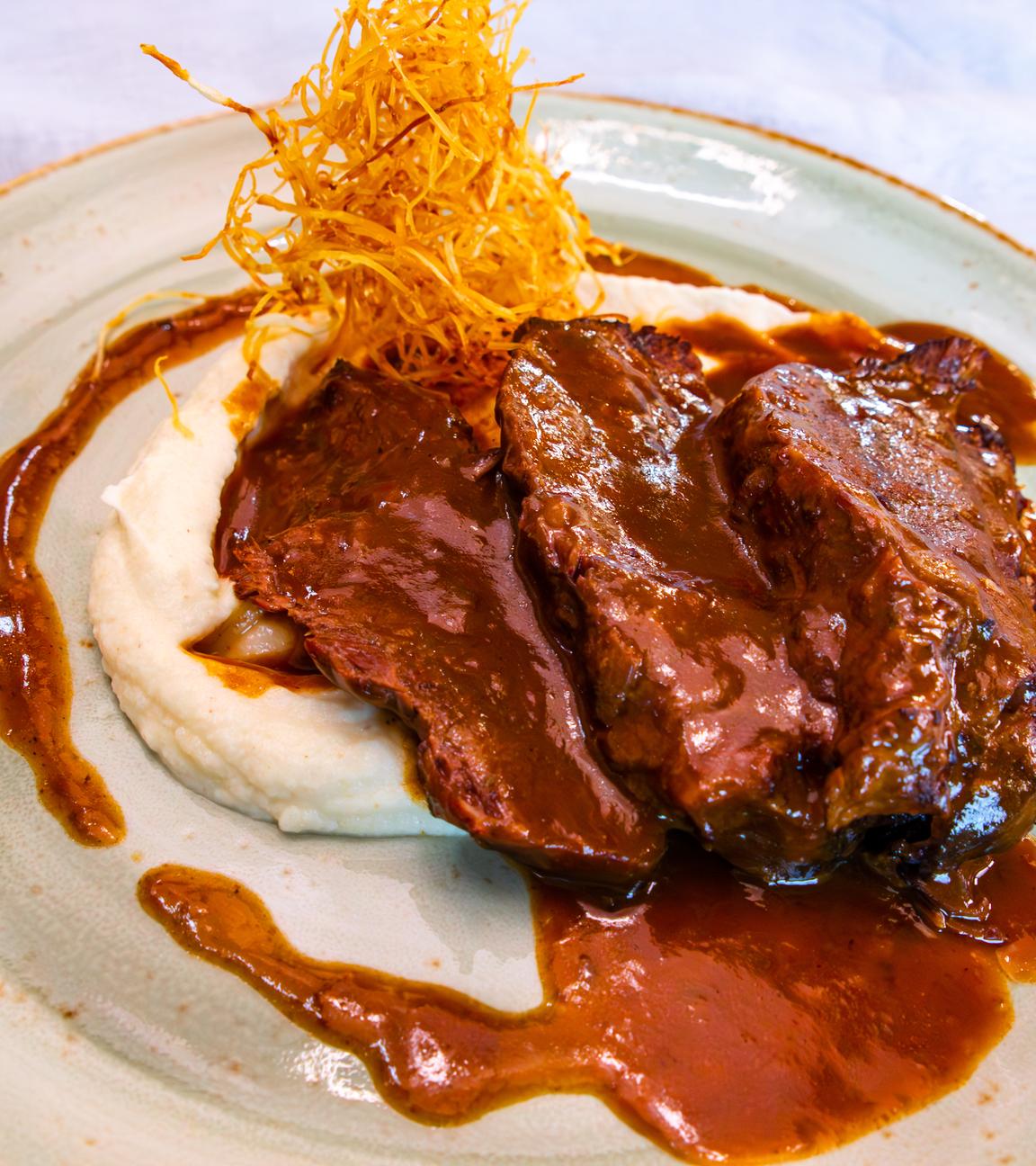 Geschmorte Ochsenbäckchen mit Sellerie-Apfel-Püree