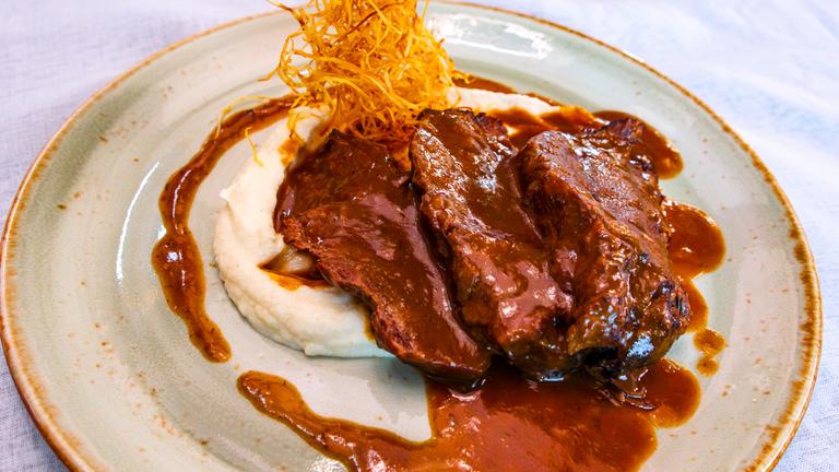 Geschmorte Ochsenbäckchen mit Sellerie-Apfel-Püree