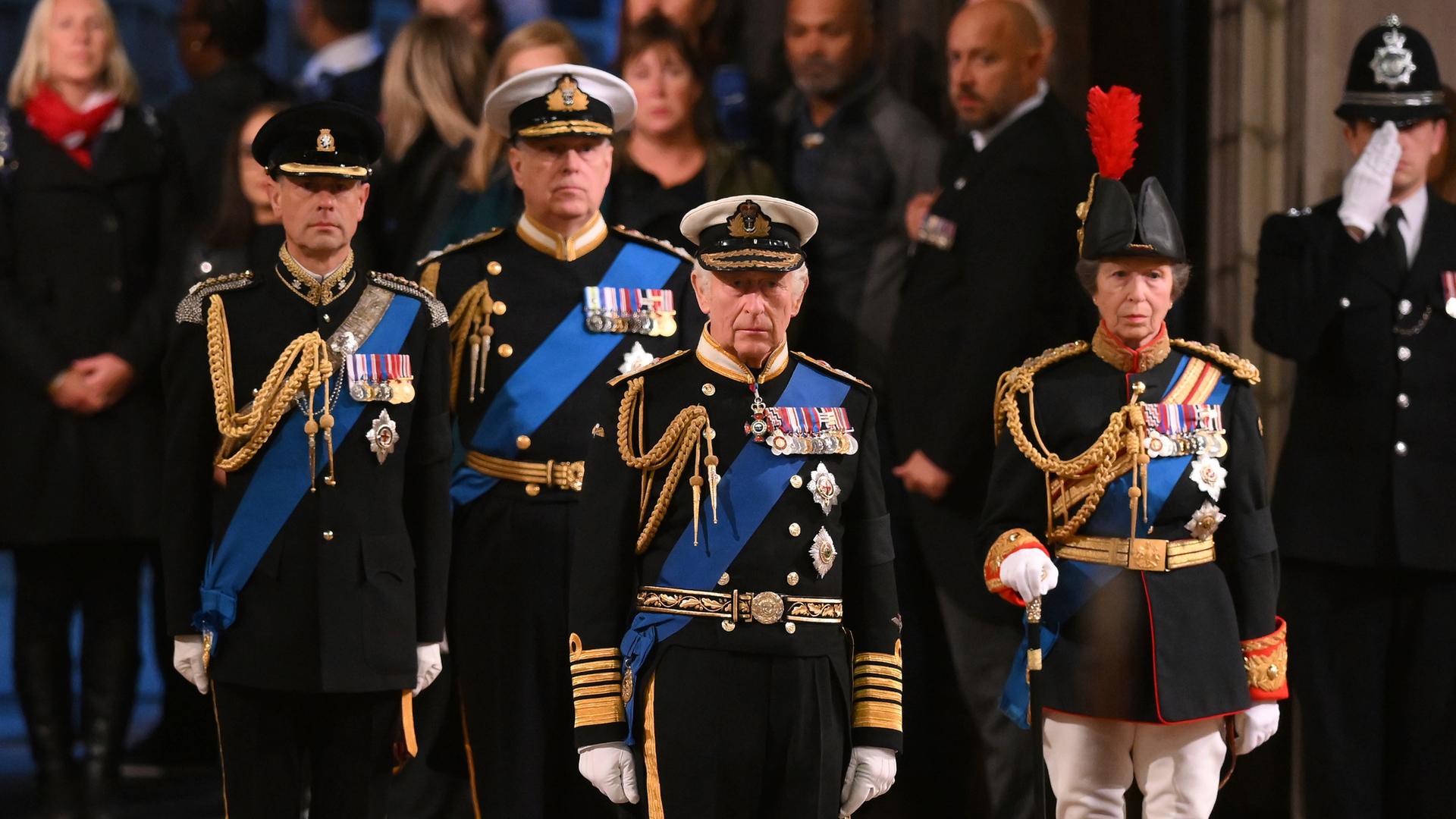 Archivbild: König Charles III, Prinzessin Anne, Prinz Andrew und Prinz Edward bei der Beisetzung von Queen Elizabeth II. 