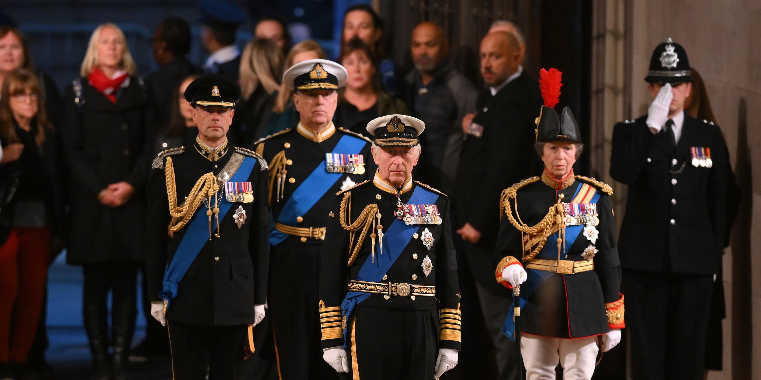 Archivbild: König Charles III, Prinzessin Anne, Prinz Andrew und Prinz Edward bei der Beisetzung von Queen Elizabeth II. 