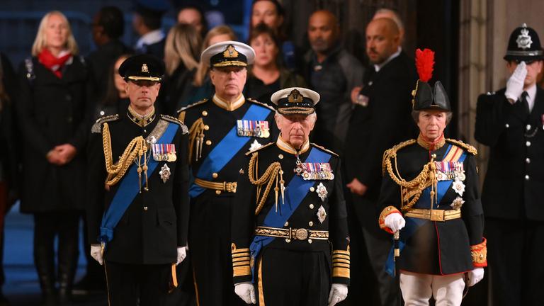 Archivbild: König Charles III, Prinzessin Anne, Prinz Andrew und Prinz Edward bei der Beisetzung von Queen Elizabeth II. 
