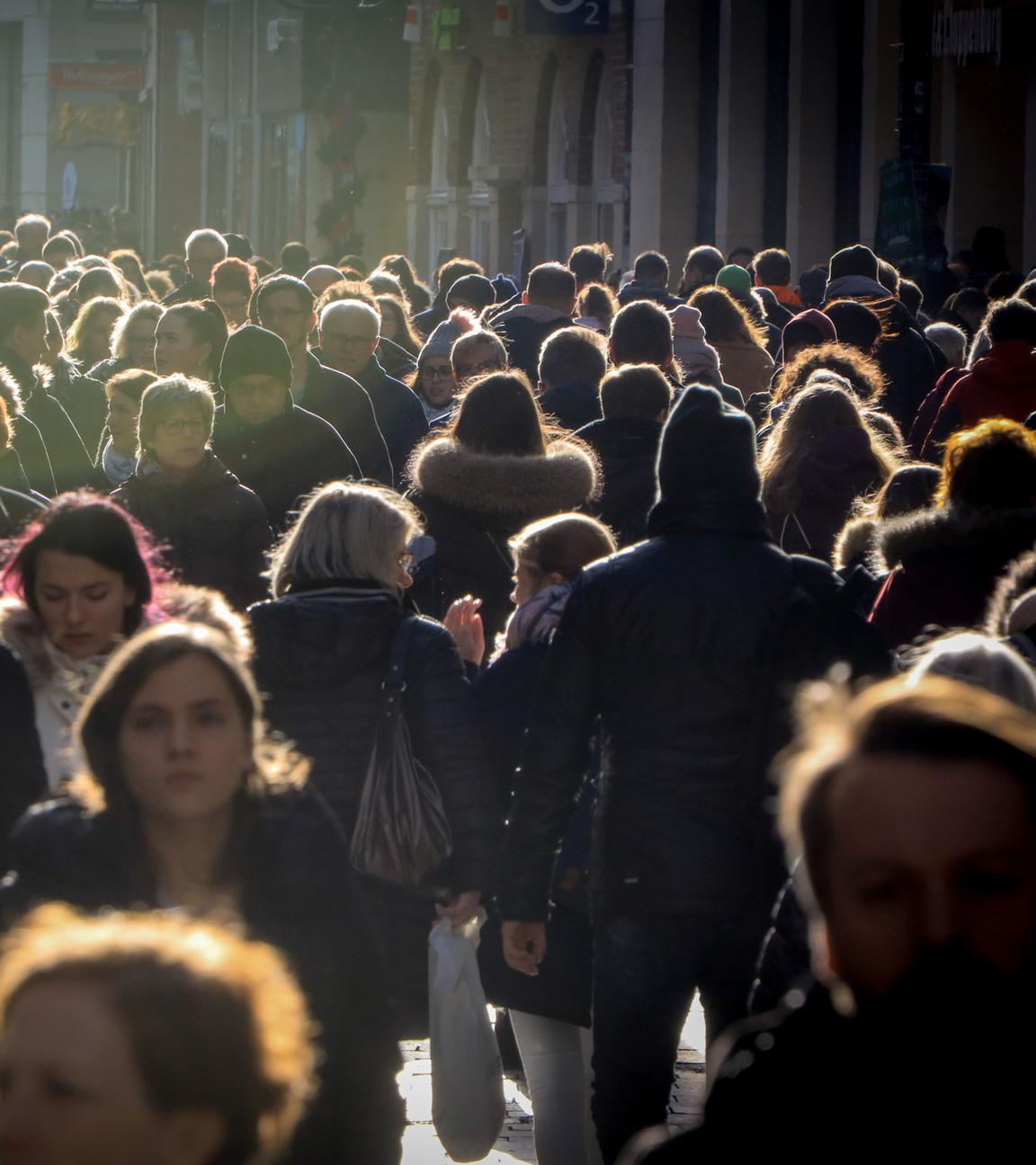 Münster, 14.12.2019: Einkaufen in der Vorweihnachtszeit. Am Samstag vor dem Dritten Advent ist die Fußgängerzone Ludgeristraße mit zahlreichen Menschen gefüllt. 