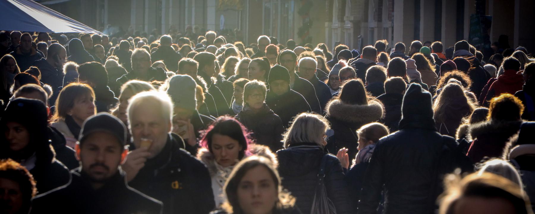 Münster, 14.12.2019: Einkaufen in der Vorweihnachtszeit. Am Samstag vor dem Dritten Advent ist die Fußgängerzone Ludgeristraße mit zahlreichen Menschen gefüllt. 