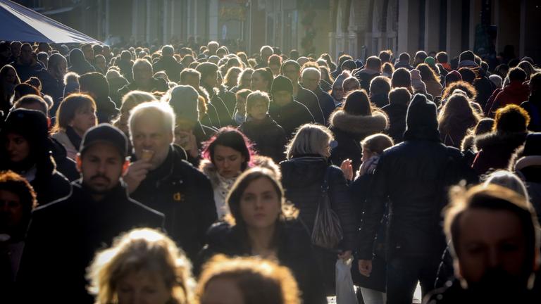 Münster, 14.12.2019: Einkaufen in der Vorweihnachtszeit. Am Samstag vor dem Dritten Advent ist die Fußgängerzone Ludgeristraße mit zahlreichen Menschen gefüllt. 