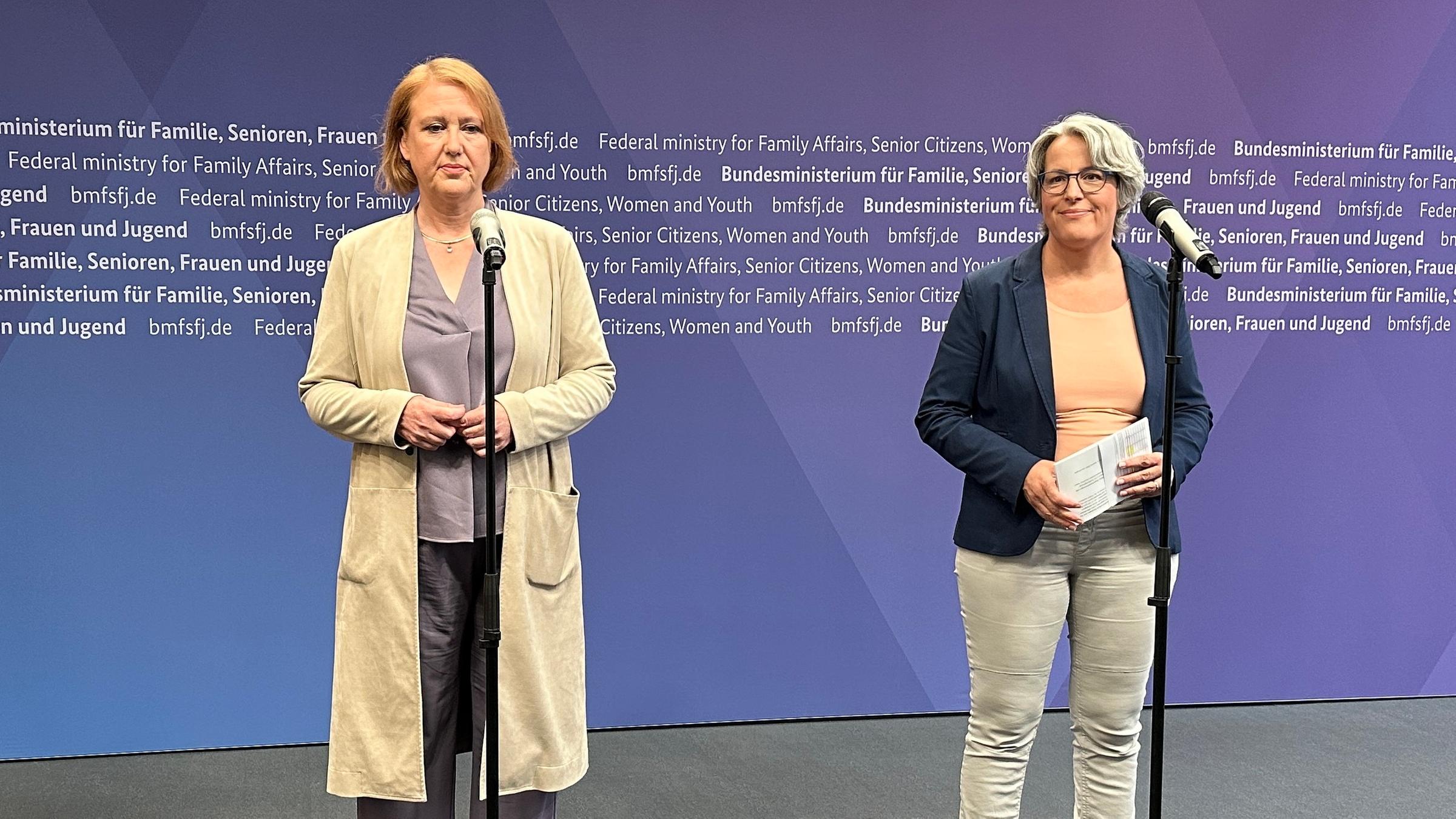 Lisa Paus (Bündnis 90/Die Grünen,l), Bundesministerin für Familie, Senioren, Frauen und Jugend, und Kerstin Claus, Unabhängige Beauftragte für Fragen des sexuellen Kindesmissbrauchs, geben ein Statement zum Gesetz zur Stärkung der Strukturen gegen sexuelle Gewalt an Kindern und Jugendlichen.