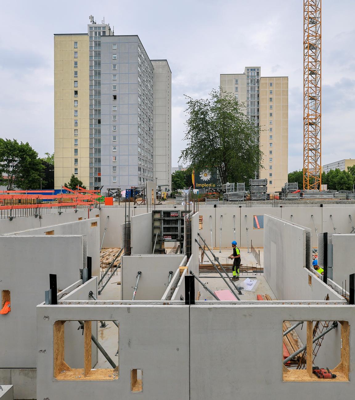 Bauarbeiter errichten ein Wohngebäude an der Johannisallee im Auftrag der Leipziger Wohnungs- und Baugesellschaft mbH (LWB).