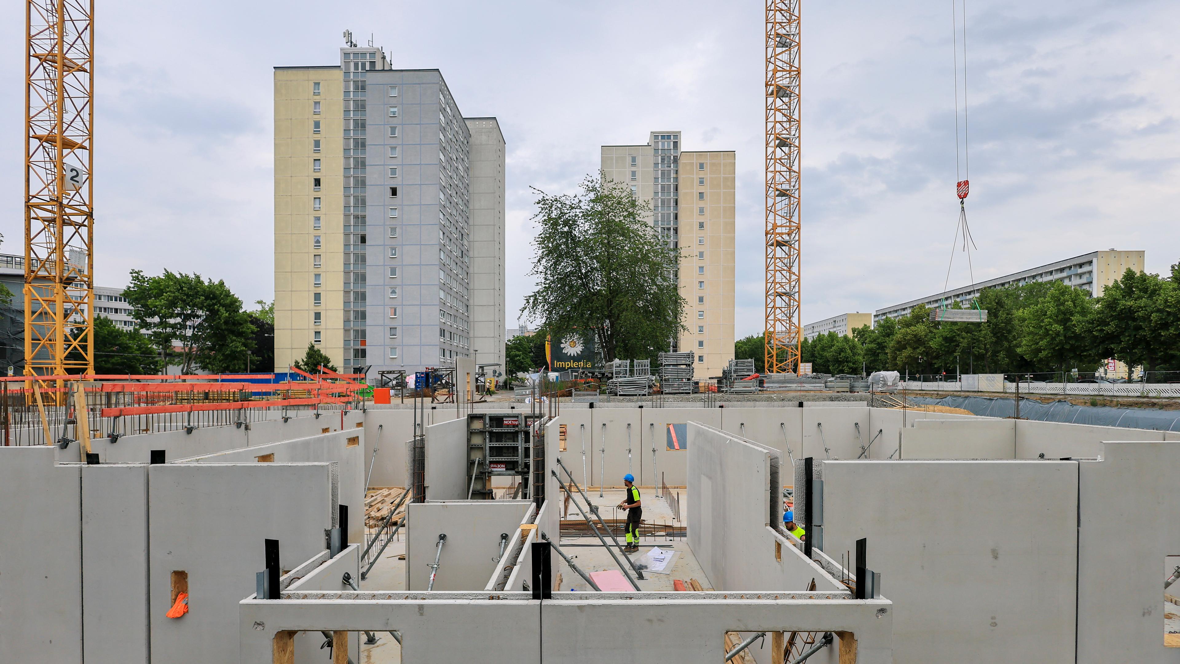 Bauarbeiter errichten ein Wohngebäude an der Johannisallee im Auftrag der Leipziger Wohnungs- und Baugesellschaft mbH (LWB).
