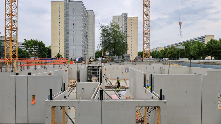 Bauarbeiter errichten ein Wohngebäude an der Johannisallee im Auftrag der Leipziger Wohnungs- und Baugesellschaft mbH (LWB).