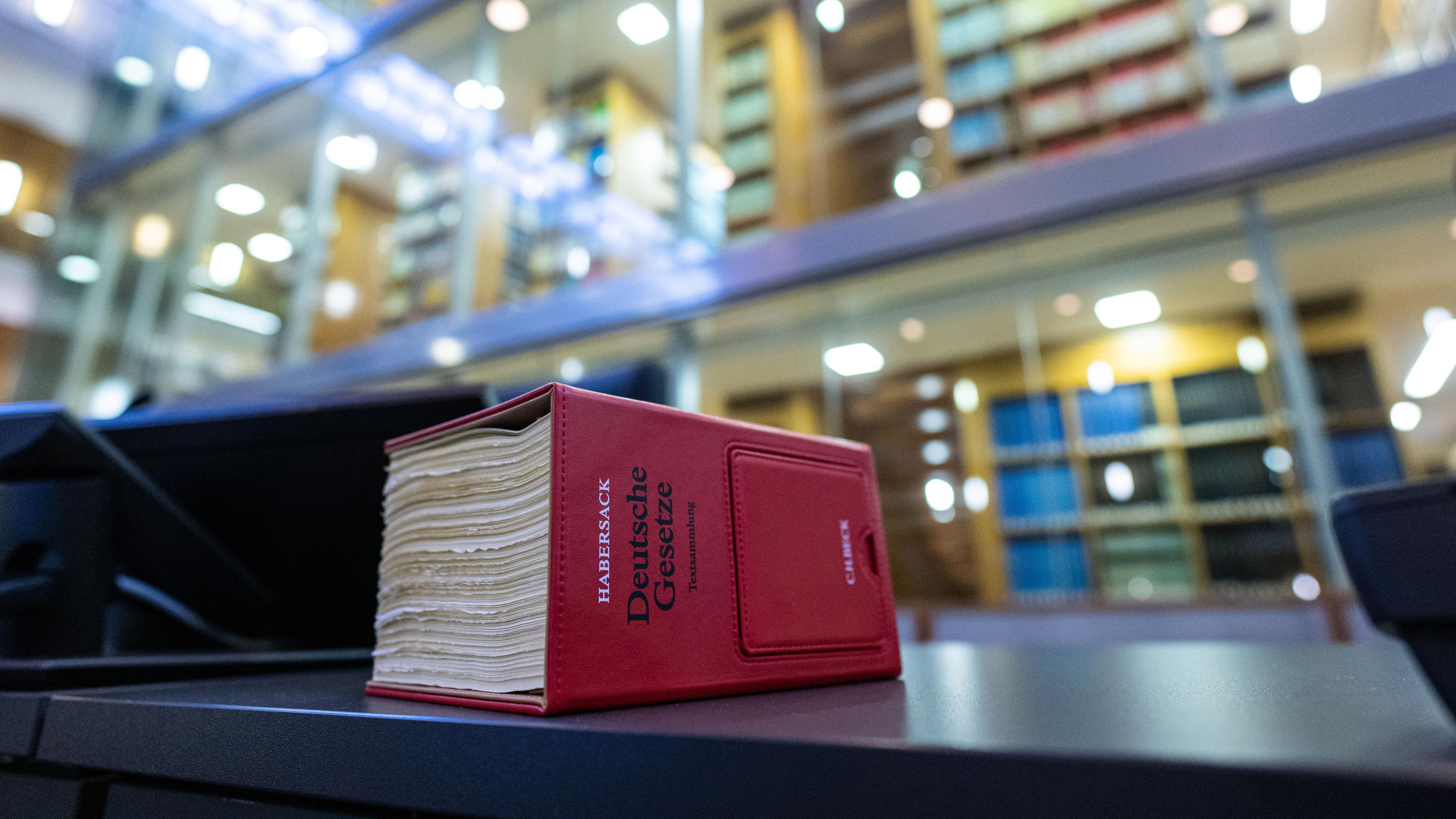 Gesetzbuch auf dem Richtertisch, Symbolbild