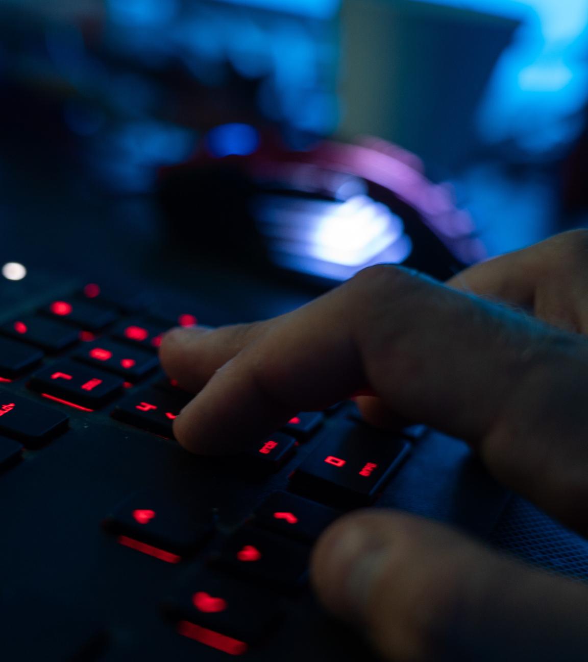 Finger, die auf einer Computertastatur tippen.