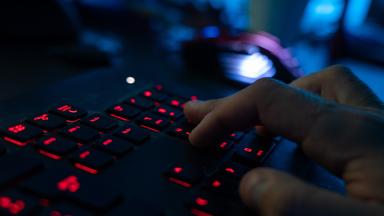 Finger, die auf einer Computertastatur tippen.