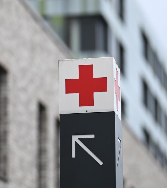 Schilder weisen den Weg zur Notaufnahme eines Krankenhauses