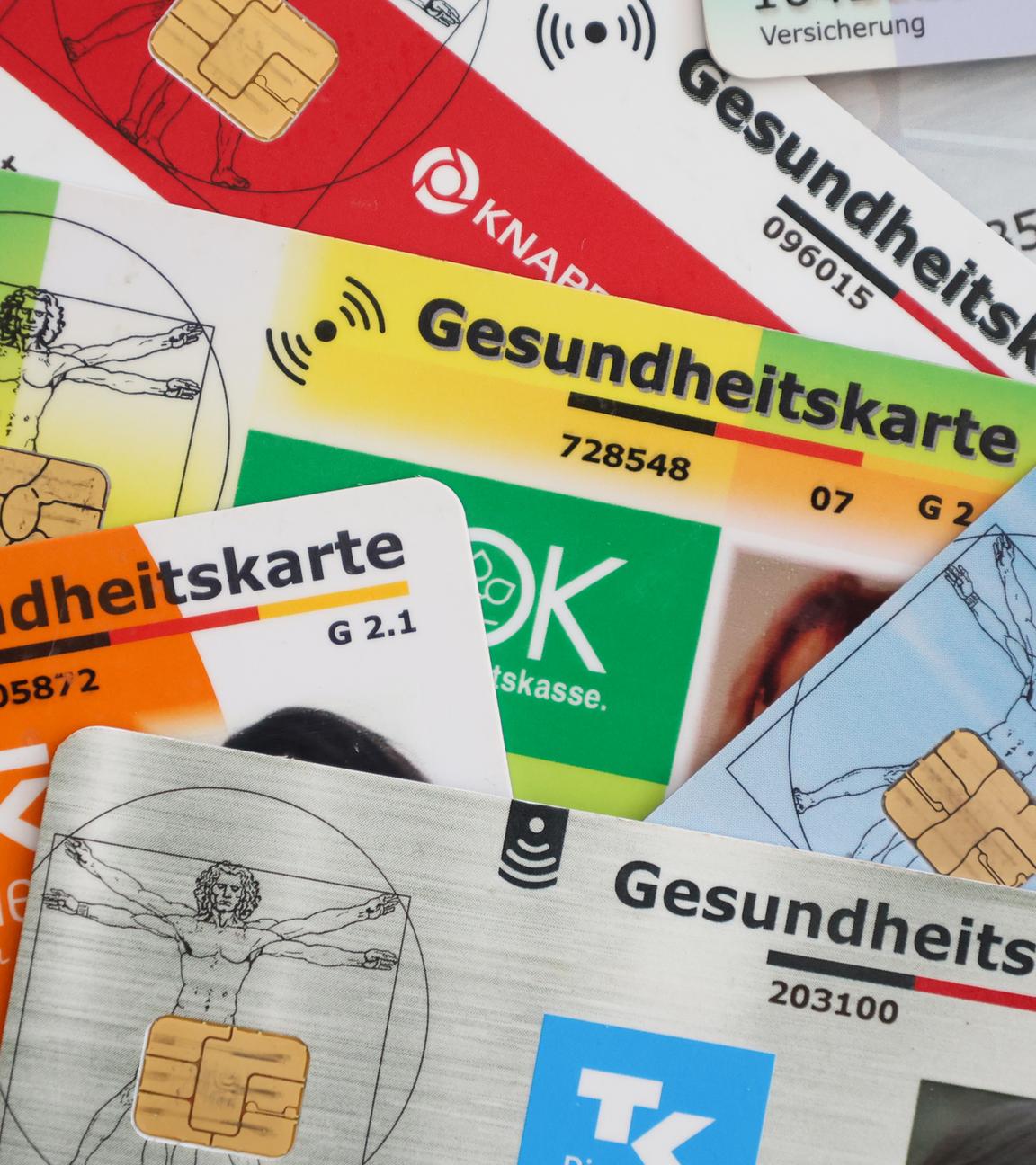 Eine Auswahl an Gesundheitskarten gesetzlicher Krankenkassen. 