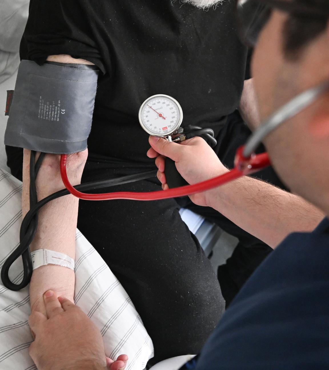 Pflegekraft misst Blutdruck