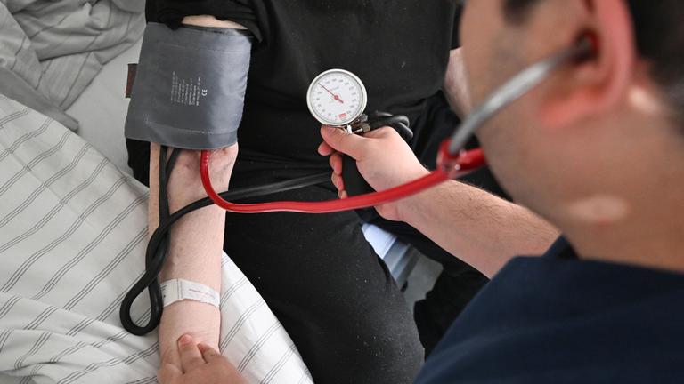 Pflegekraft misst Blutdruck