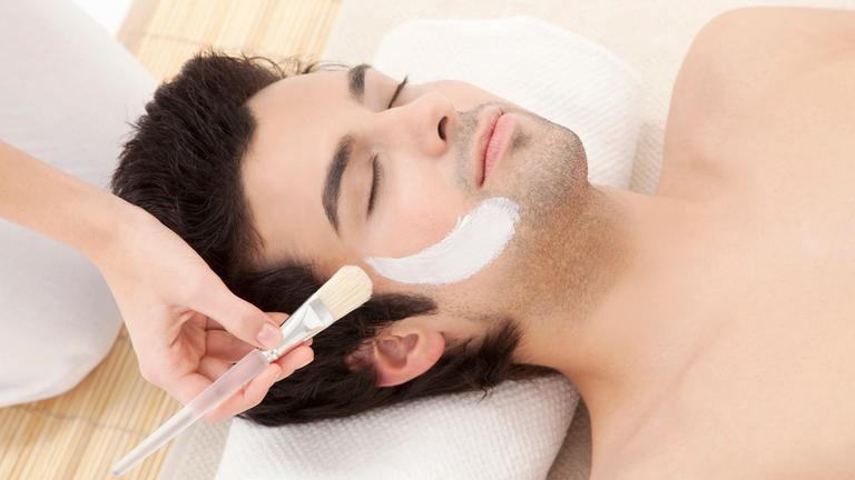 Junger Mann bei der Gesichtspflege