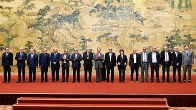 hinas Außenminister Wang Yi (Mitte) posiert für ein Gruppenbild mit Mitgliedern der palästinensischen Fraktionen während der Unterzeichnung der „Pekinger Erklärung“ im Diaoyutai State Guesthouse in Peking (China) am 23.07.2024)