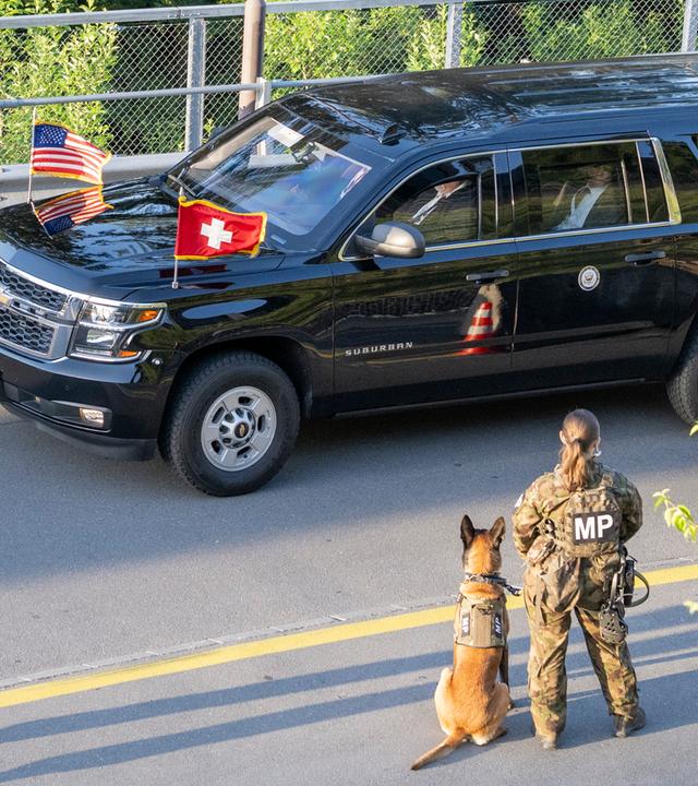 Die Fahrzeugkolonne von US-Vizepräsident JD Vance trifft zum Beginn der Gespräche zwischen den USA und dem Iran im Bürgenstock Resort in der Schweiz ein.