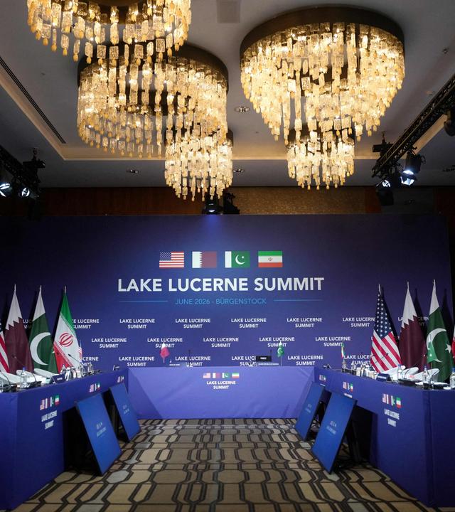 Blick in den Konferenzsaal eines Hotels am Bürgenstock in der Schweiz vor einem Treffen von Vertretern der USA, des Iran, Pakistans und Katars zu Gesprächen über den Iran-Krieg.