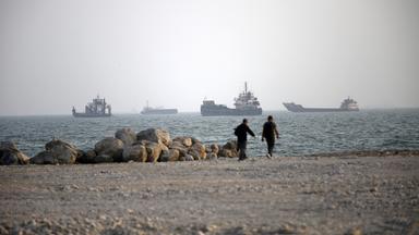 Iran: Bandar Abbas: Schiffe warten in der Straße von Hormus. 