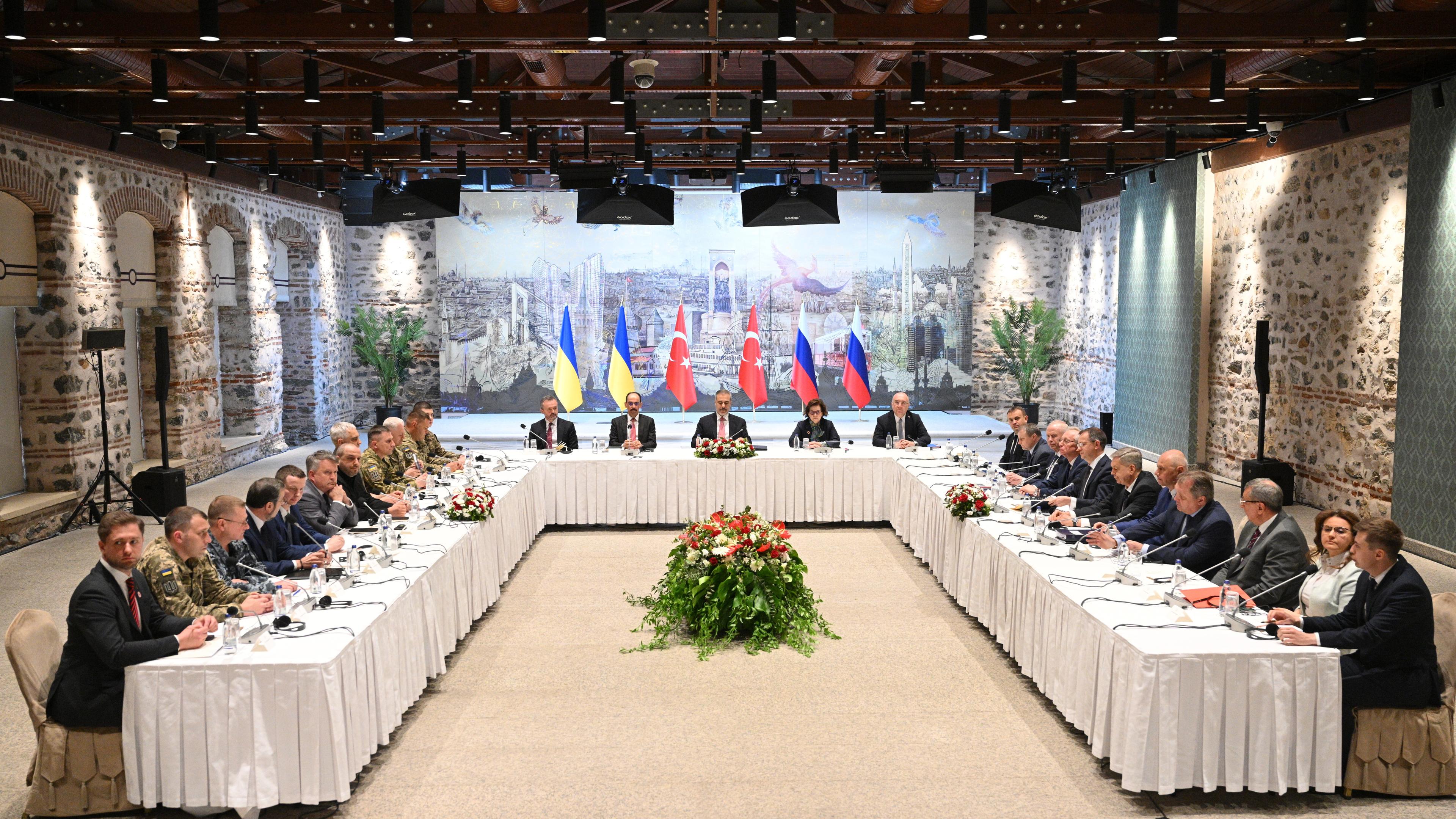 Russische, türkische und ukrainische Delegation bei russisch-ukrainischen Gesprächen im Dolmabahce-Palast am 16.05.2025