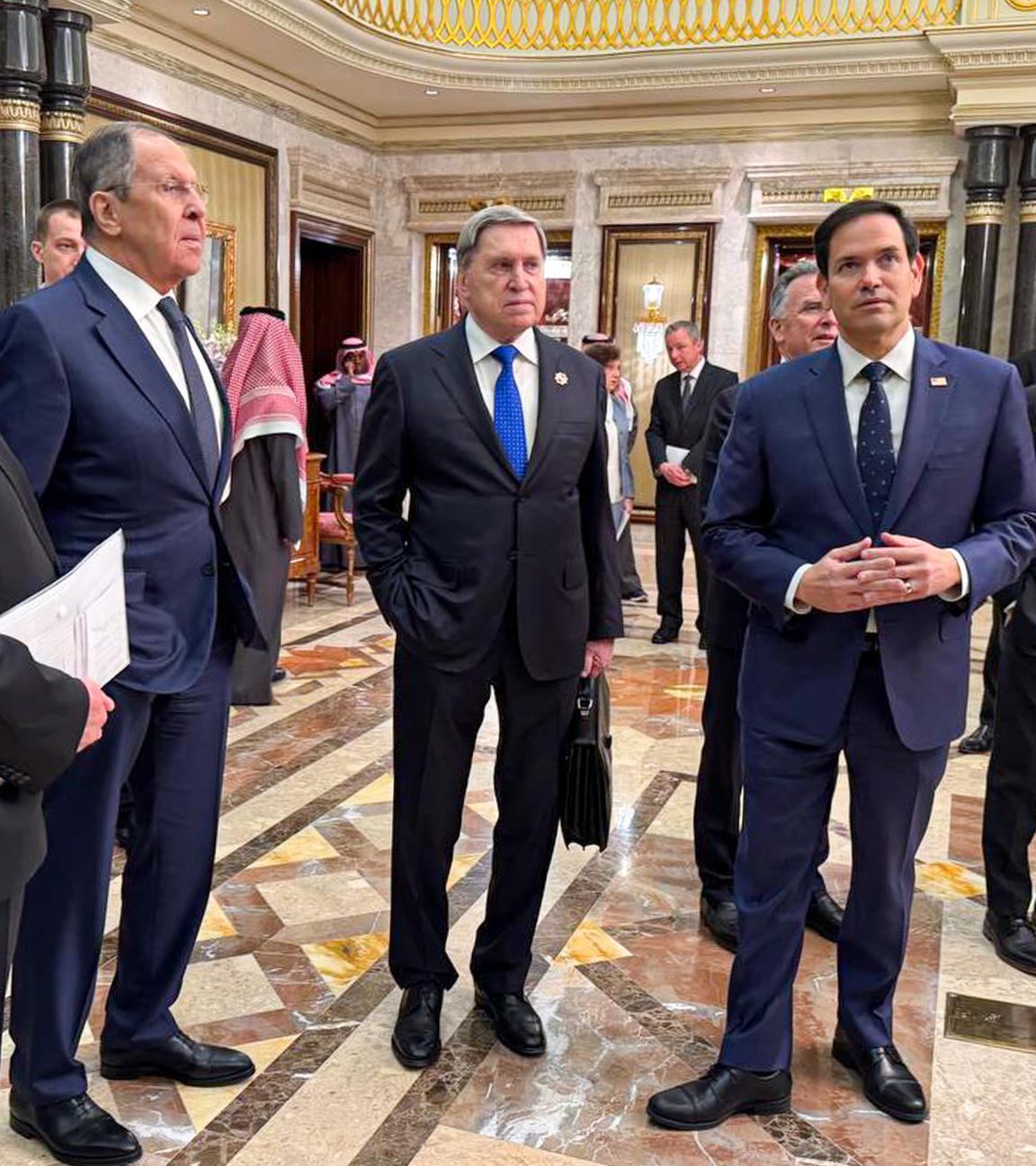 Saudi-Arabien, Riad: Russlands Außenminister Sergej Lawrow, Präsidentenberater Juri Uschakow, US-Außenminister Marco Rubio und Nationaler Sicherheitsberater Michael Waltz (links-r. Mitte) unterhalten sich während einer Pause bilateraler Gespräche im Diriyah-Palast, Al-Basateen-Komplex.