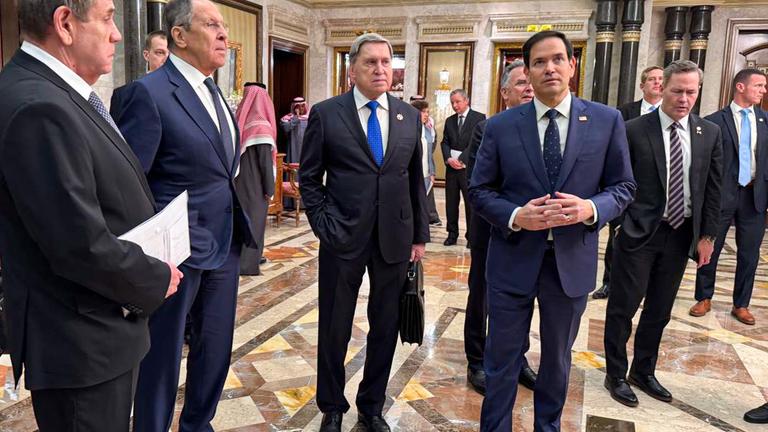 Saudi-Arabien, Riad: Russlands Außenminister Sergej Lawrow, Präsidentenberater Juri Uschakow, US-Außenminister Marco Rubio und Nationaler Sicherheitsberater Michael Waltz (links-r. Mitte) unterhalten sich während einer Pause bilateraler Gespräche im Diriyah-Palast, Al-Basateen-Komplex.