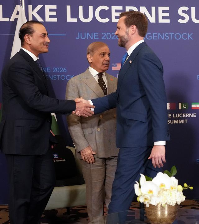 US-Vizepräsident Vance (rechts) gibt dem pakistanischen Generalstabschef, Feldmarschall Asim Munir (links), neben dem pakistanischen Premierminister Shehbaz Sharif (Mitte) die Hand