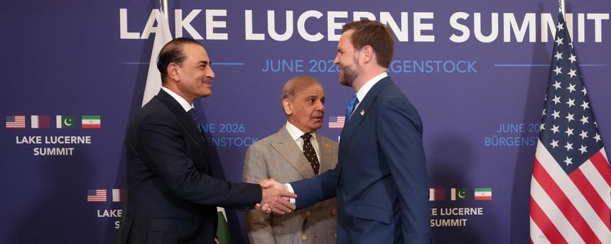 US-Vizepräsident Vance (rechts) gibt dem pakistanischen Generalstabschef, Feldmarschall Asim Munir (links), neben dem pakistanischen Premierminister Shehbaz Sharif (Mitte) die Hand