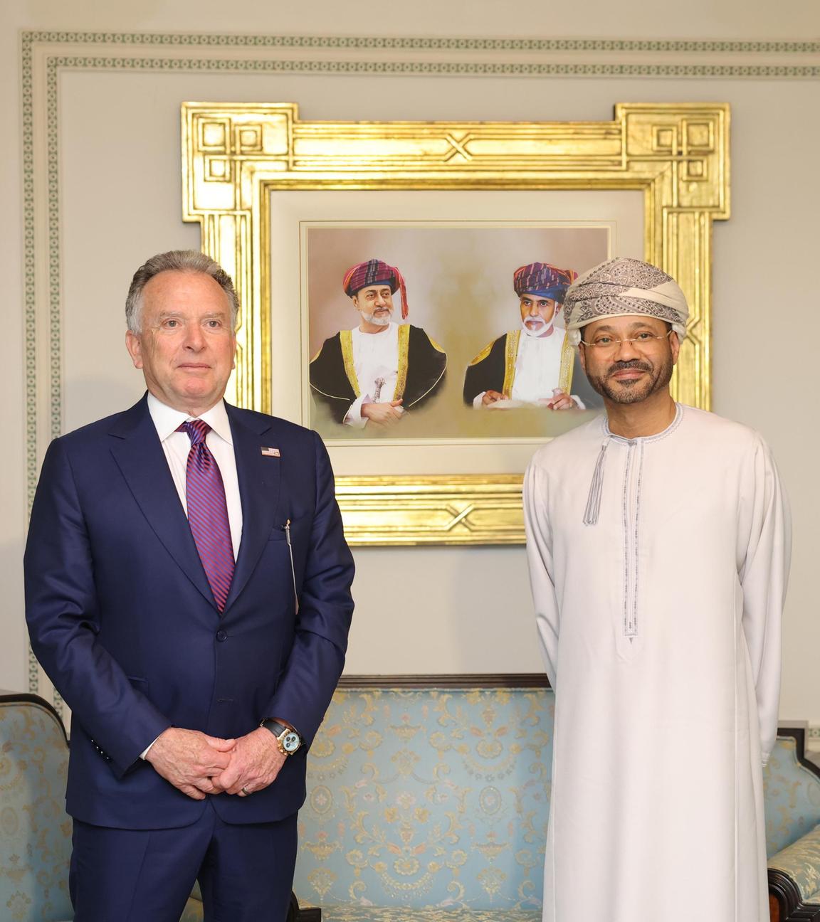 Ein vom omanischen Informationsministerium zur Verfügung gestelltes Foto zeigt den omanischen Außenminister Sayyid Badr Albusaidi (rechts) bei der Begrüßung der Sonderbeauftragten des US-Präsidenten Steve Whitcomb (Mitte) und Jared Kushner (links) zu ihrem Treffen im Vorfeld der Verhandlungen zwischen dem Iran und den USA in Maskat, Oman, am 06.02.2026.