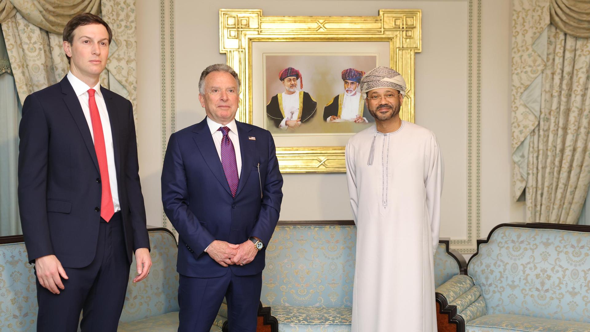 Ein vom omanischen Informationsministerium zur Verfügung gestelltes Foto zeigt den omanischen Außenminister Sayyid Badr Albusaidi (rechts) bei der Begrüßung der Sonderbeauftragten des US-Präsidenten Steve Whitcomb (Mitte) und Jared Kushner (links) zu ihrem Treffen im Vorfeld der Verhandlungen zwischen dem Iran und den USA in Maskat, Oman, am 06.02.2026.