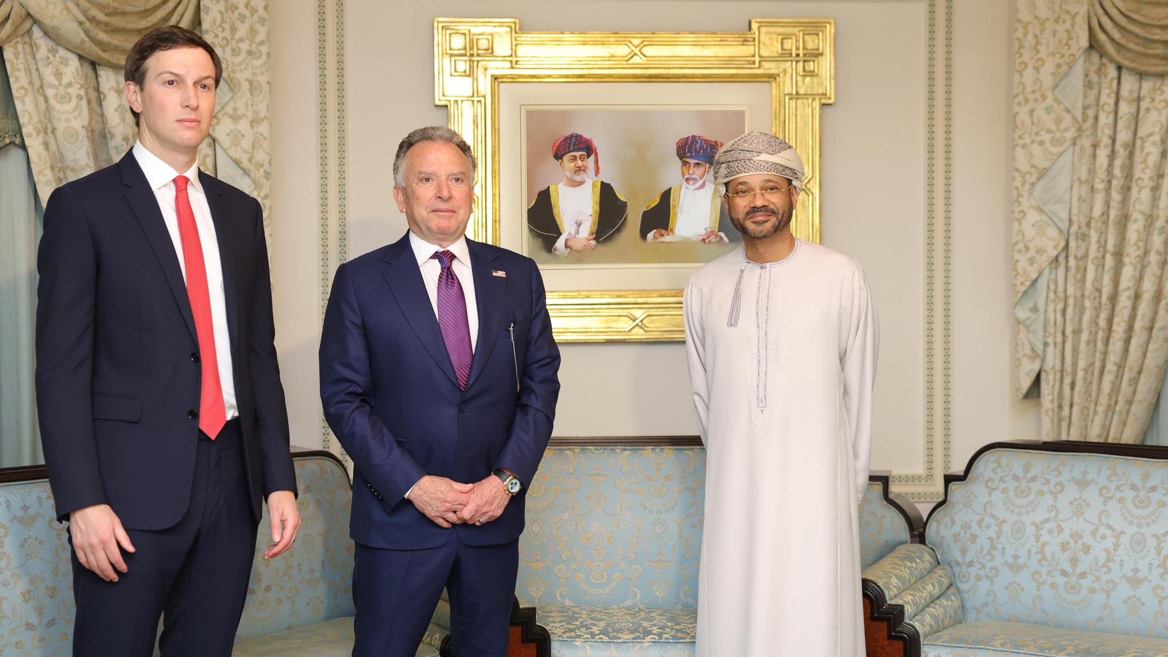 Ein vom omanischen Informationsministerium zur Verfügung gestelltes Foto zeigt den omanischen Außenminister Sayyid Badr Albusaidi (rechts) bei der Begrüßung der Sonderbeauftragten des US-Präsidenten Steve Whitcomb (Mitte) und Jared Kushner (links) zu ihrem Treffen im Vorfeld der Verhandlungen zwischen dem Iran und den USA in Maskat, Oman, am 06.02.2026.