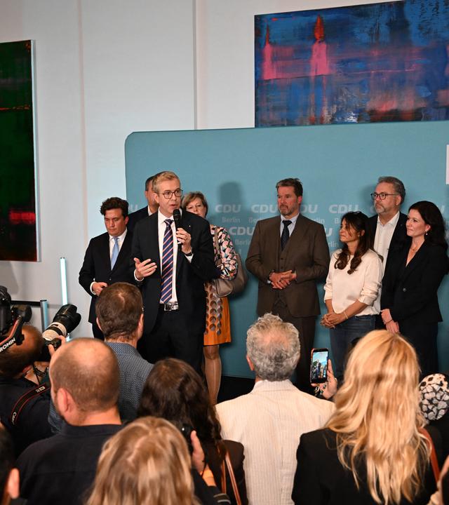 20.09.2026, Berlin: Stefan Evers (CDU), Berliner Senator für Finanzen und Kultur, sowie CDU-Spitzenkandidat und kommissarischer Landesvorsitzender, äußert sich nach Schließung der Wahllokale bei der Wahlparty der CDU-Fraktion im Berliner Abgeordnetenhaus gegenüber Parteianhängern.