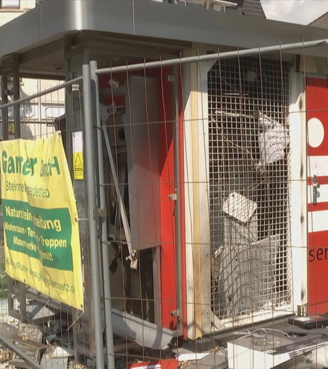 Auf dem Bild ist ein gesprengter und zerstörter Geldautomat zu sehen.