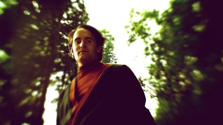 "Geständnisse eines Serienkillers: Ted Bundy - Der Frauenmörder": Nachgestellte Szene: Ted Bundy (Darsteller unbekannt) steht im Grünen.