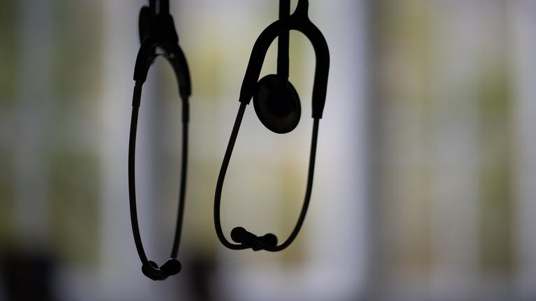 22.08.2023, Berlin: Stethoskope hängen in einer Praxis.