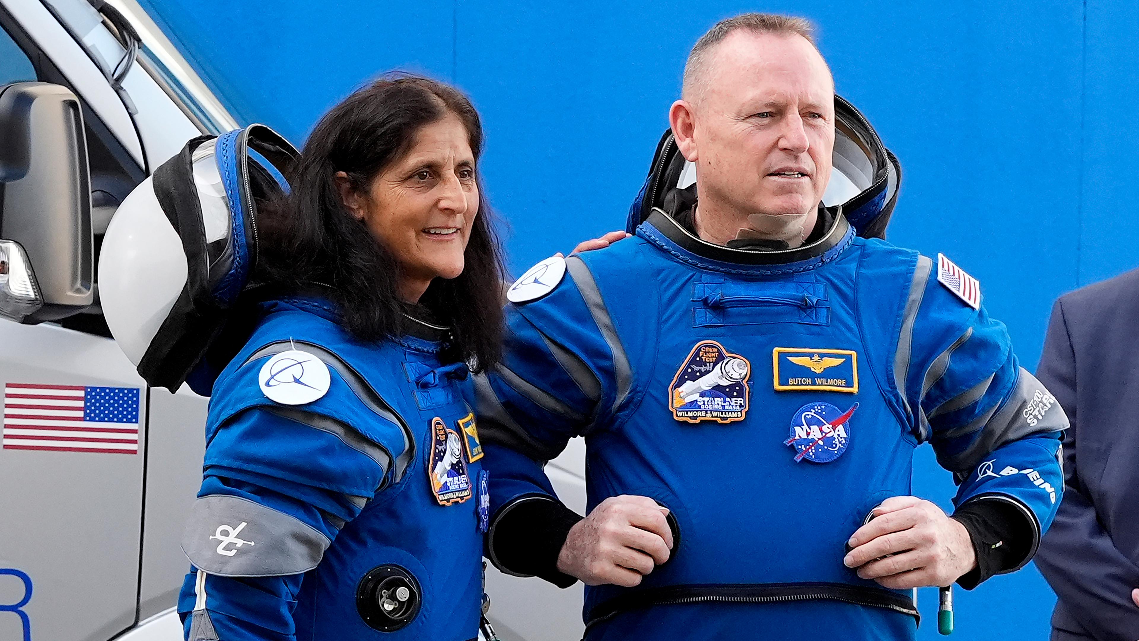 Suni Williams und Barry Wilmore während sie das Betriebs- und Checkout-Gebäude verlassen.