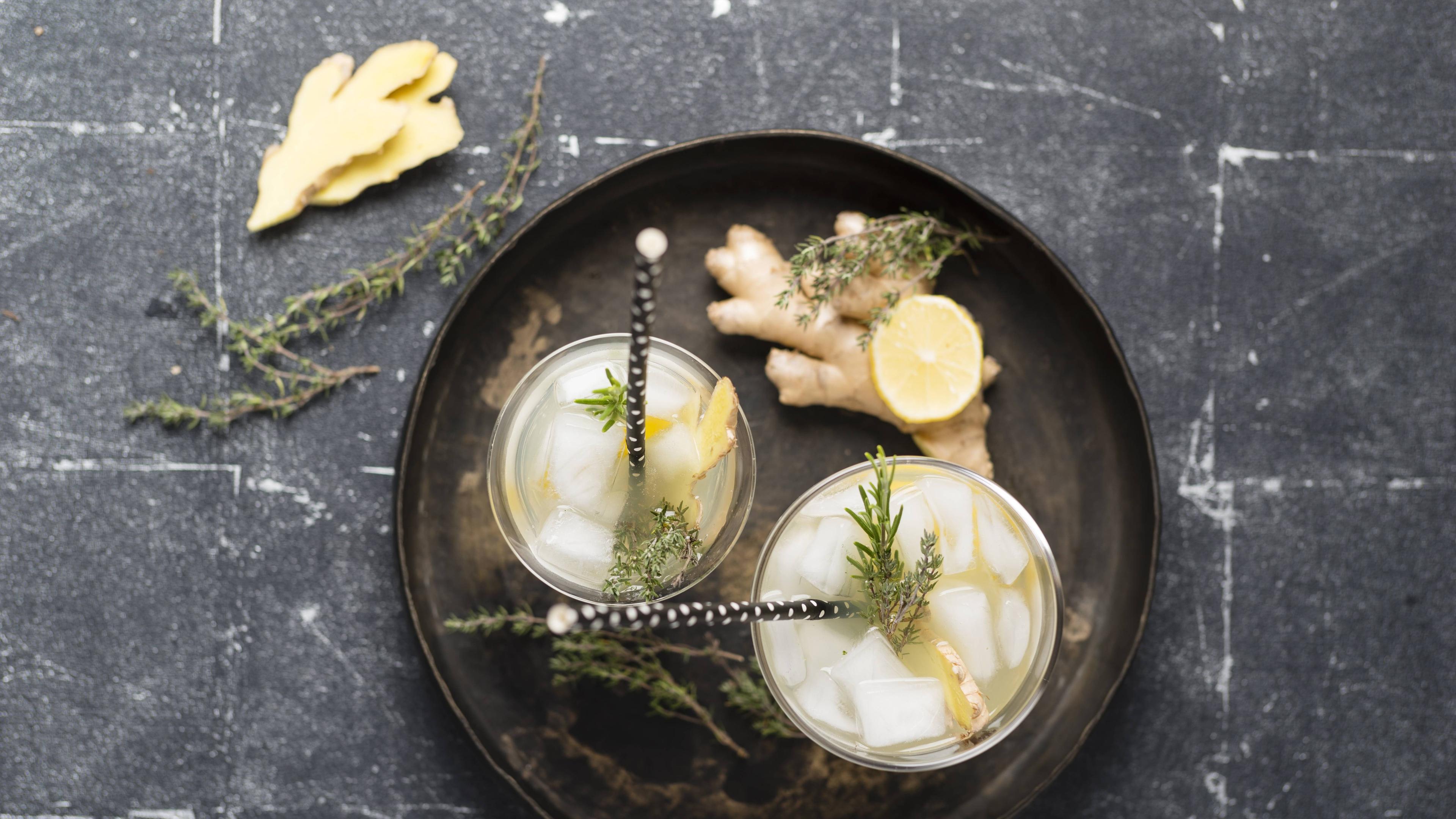 Cocktail mit Ingwer und Rosmarin