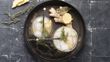 Cocktail mit Ingwer und Rosmarin