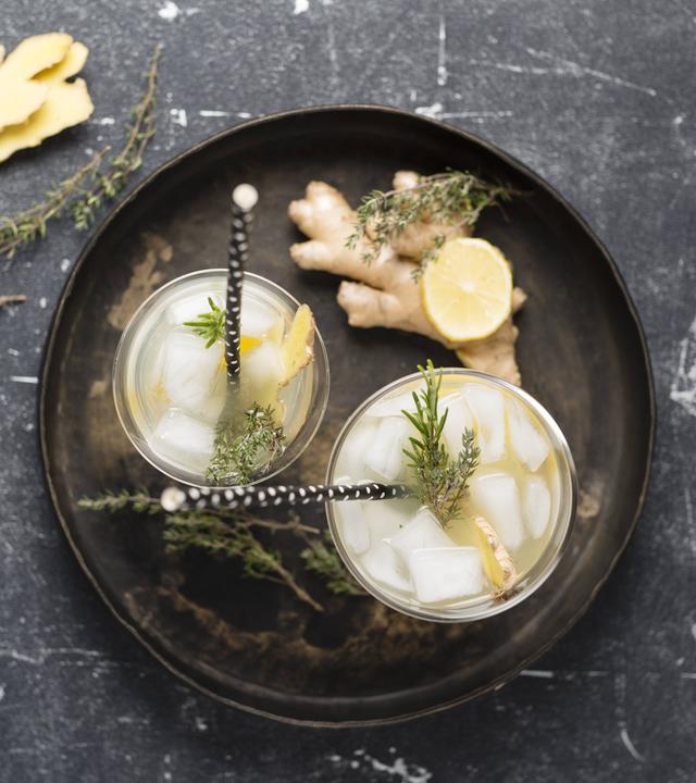 Cocktail mit Ingwer und Rosmarin