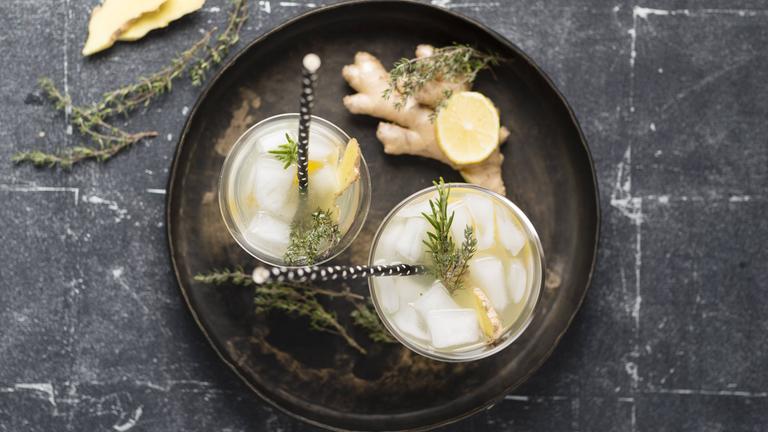 Cocktail mit Ingwer und Rosmarin