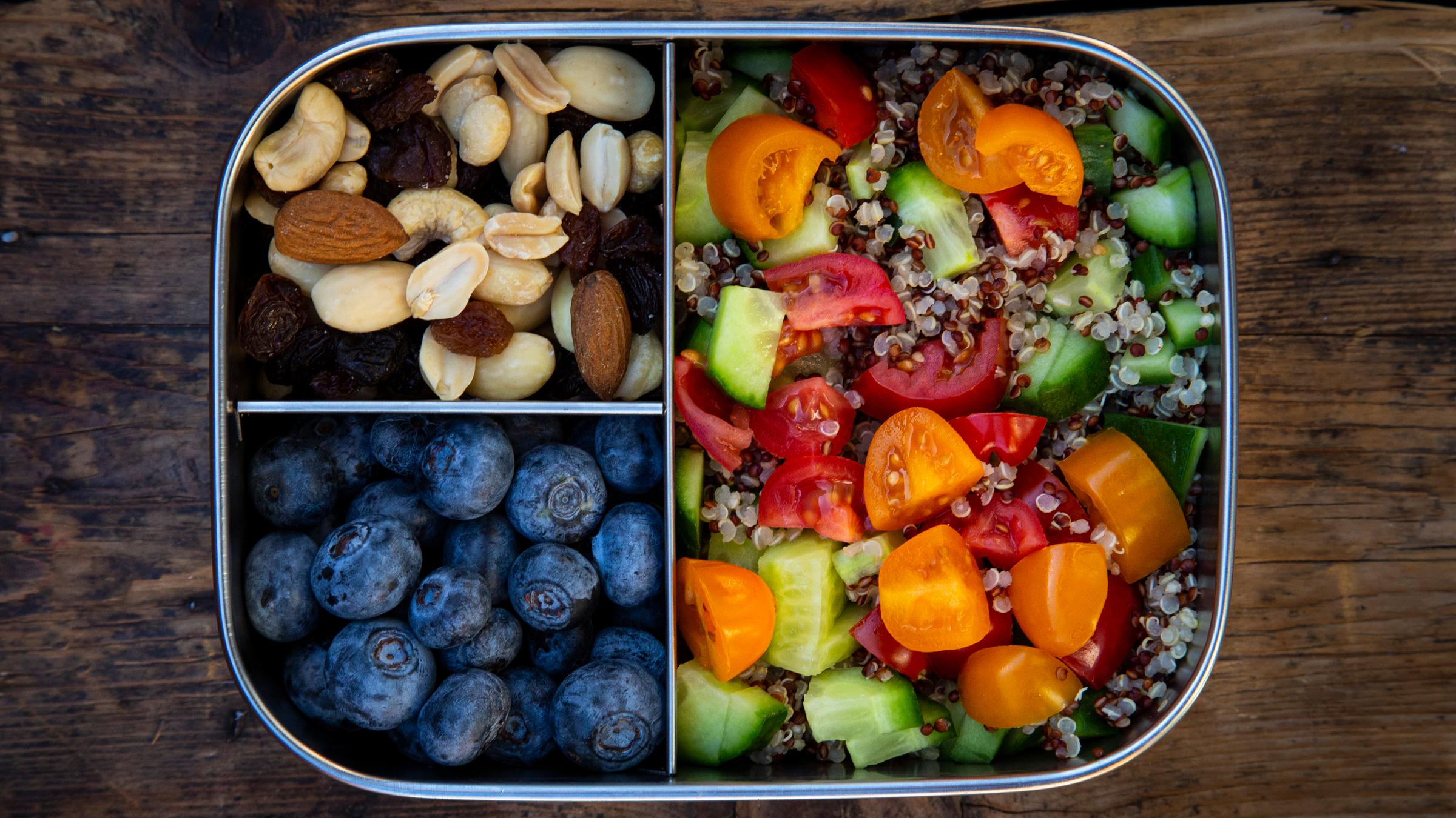 Box mit Nüssen, Heidelbeeren und Quinoa-Salat