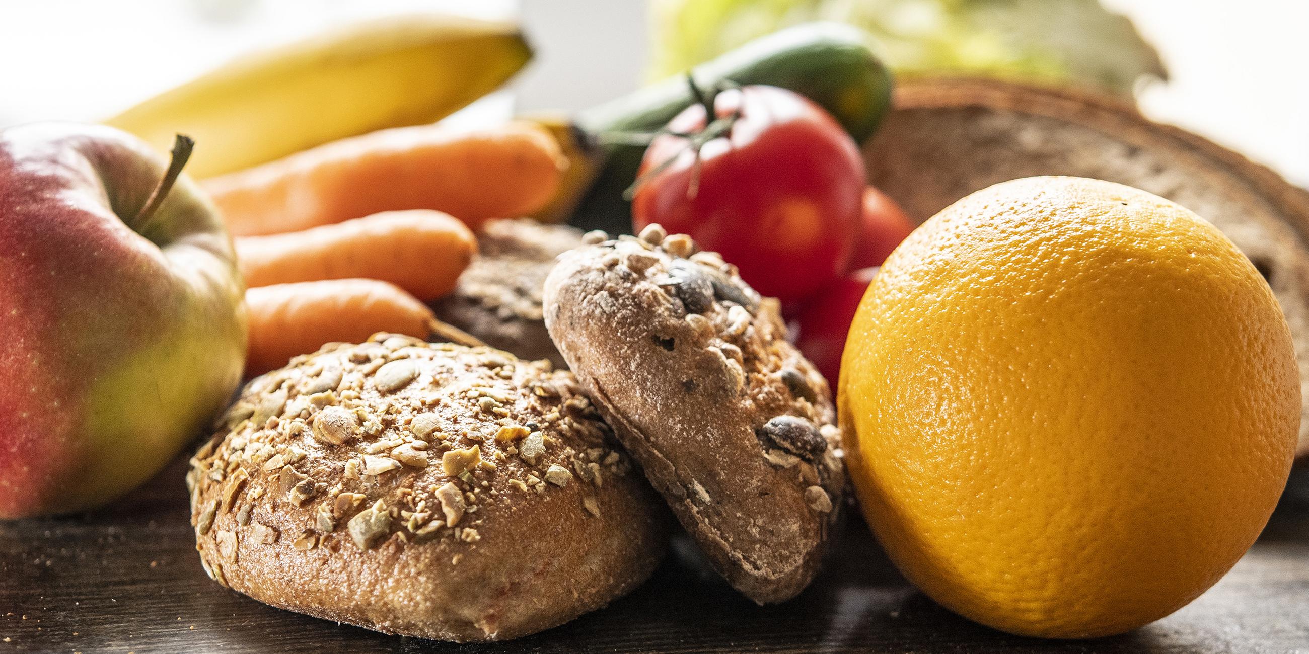 Archiv: Gesundes ballaststoffreiche Kost mit Apfel, Banane, Brot, Gurke, Karotte, Orange, Salat und Tomate