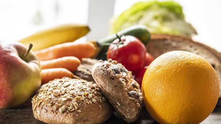 Archiv: Gesundes ballaststoffreiche Kost mit Apfel, Banane, Brot, Gurke, Karotte, Orange, Salat und Tomate