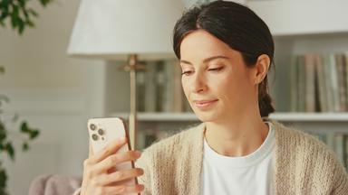 Frau nutzt Smartphone