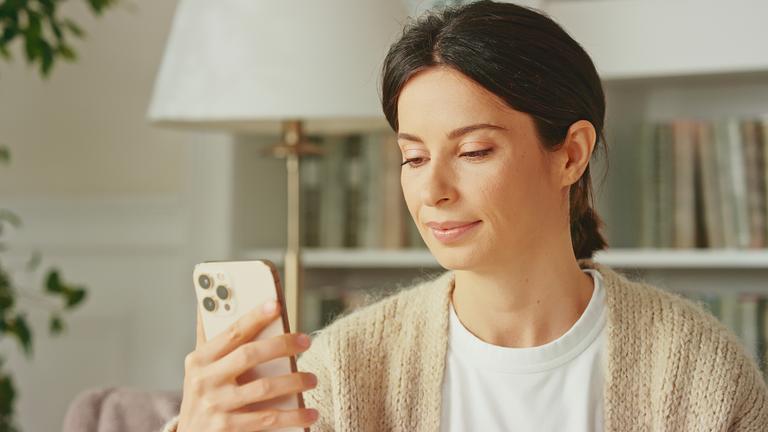 Frau nutzt Smartphone