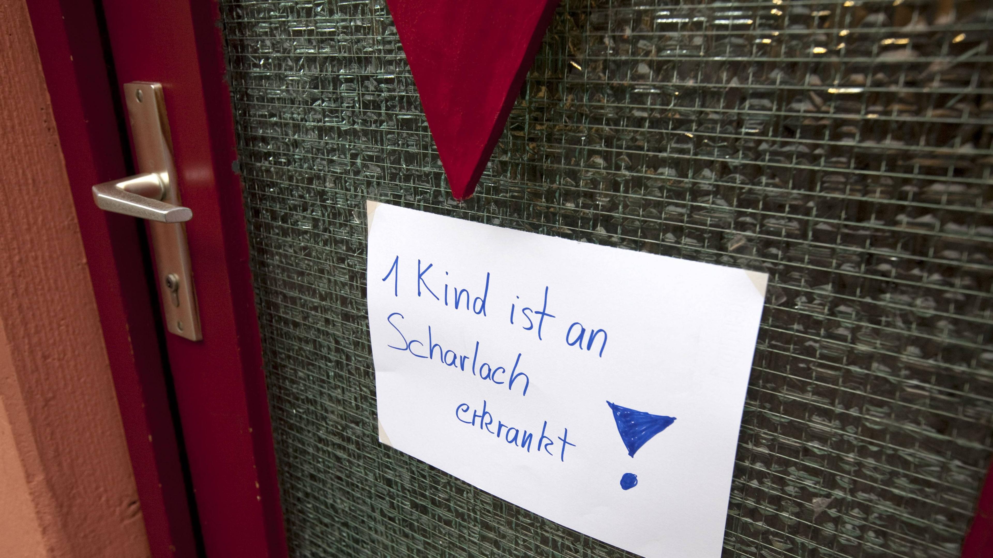 Warnschild Scharlach im Kindergarten