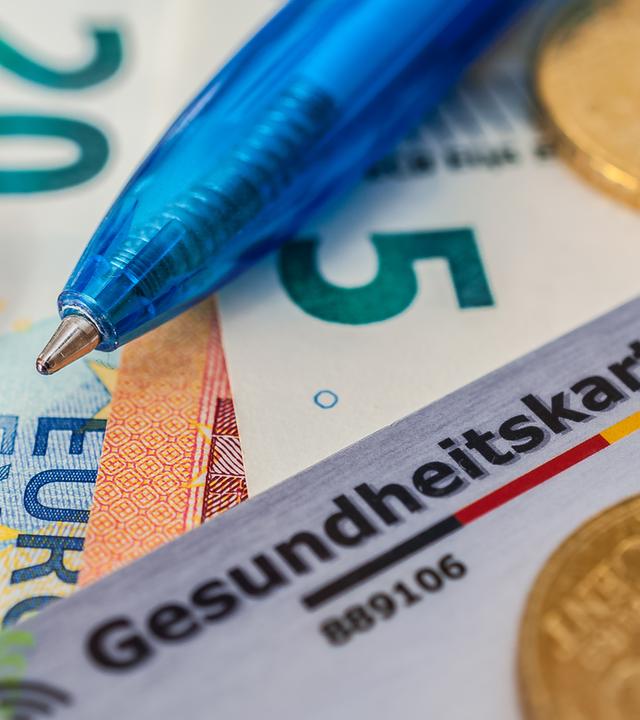 Symbolbild: Gesundheitskarte und Euroscheine