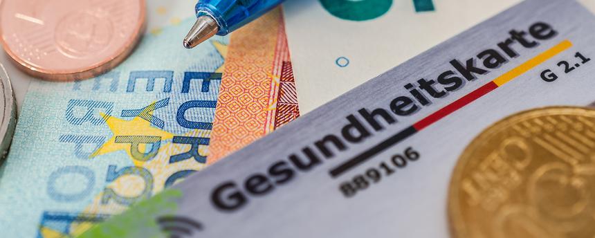 Symbolbild: Gesundheitskarte und Euroscheine