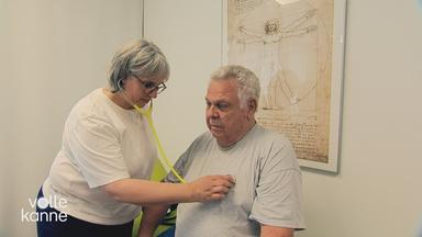 Herzschlag von älterem Mann wird von einer Ärztin abgehört
